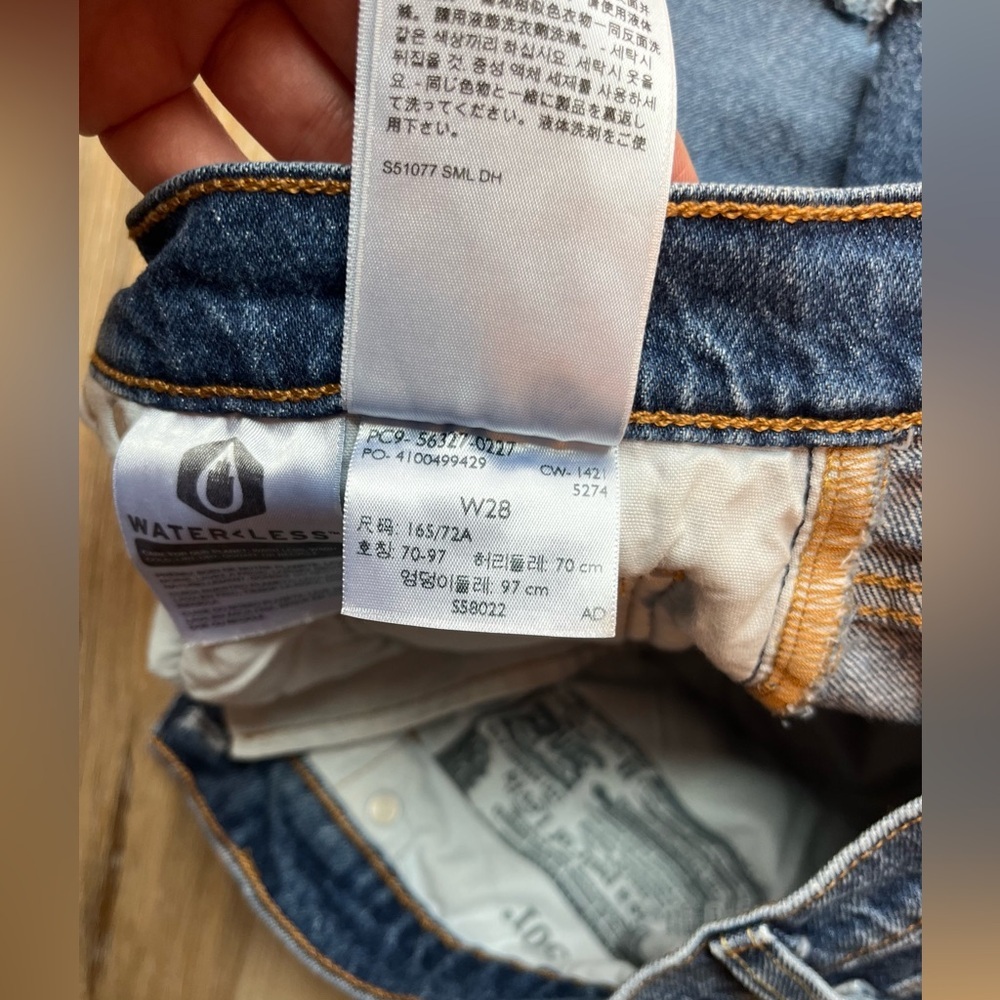 Levi’s Women’s 28 Original 501 Salsa Halfway Medium Indigo High Rise Denim Short - Picture 3 of 11